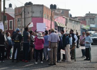 Vecinos bloquean avenida Margaritas por falta de agua