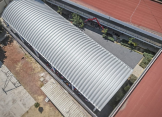 Omar Muñoz entrega techado en bachillerato de Almecatla