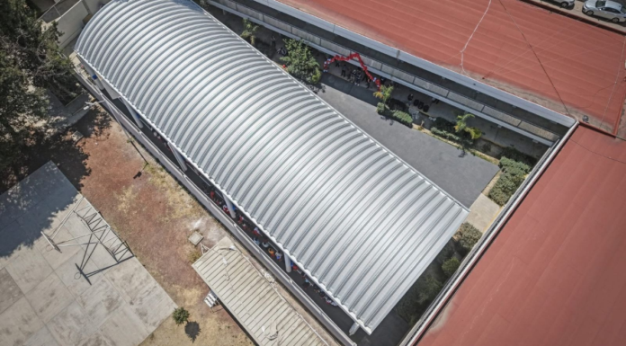 Omar Muñoz entrega techado en bachillerato de Almecatla