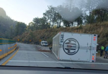 Tráiler vuelca en la México–Puebla y provoca afectaciones viales