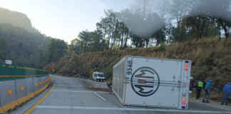 Tráiler vuelca en la México–Puebla y provoca afectaciones viales
