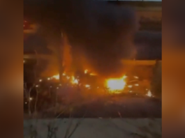 Automóvil queda calcinado tras accidente en Periférico Ecológico