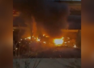 Automóvil queda calcinado tras accidente en Periférico Ecológico