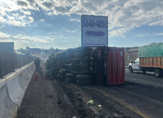 Volcadura y choque paralizan la autopista México-Puebla