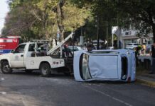 Volcadura de auto eléctrico en Huexotitla deja un herido
