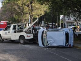 Volcadura de auto eléctrico en Huexotitla deja un herido