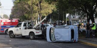 Volcadura de auto eléctrico en Huexotitla deja un herido