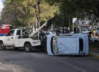 Volcadura de auto eléctrico en Huexotitla deja un herido