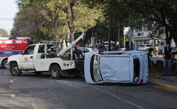 Volcadura de auto eléctrico en Huexotitla deja un herido