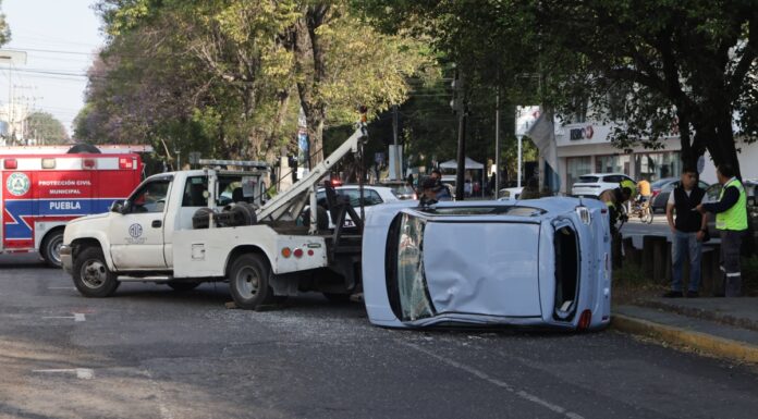 Volcadura de auto eléctrico en Huexotitla deja un herido