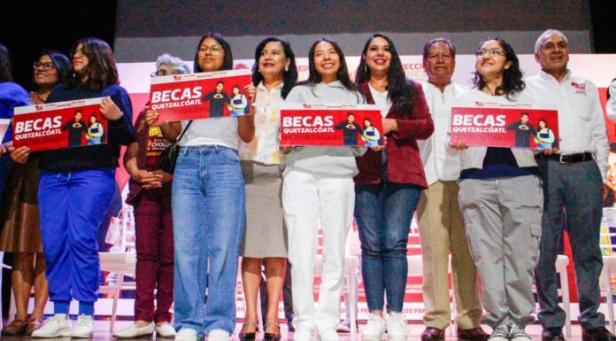 San Pedro Cholula entrega 500 cheques de Beca Quetzalcóatl a estudiantes