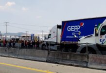 Vuelven a bloquear la Puebla-Orizaba; exigen unidades de la Ruta 100