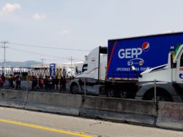 Vuelven a bloquear la Puebla-Orizaba; exigen unidades de la Ruta 100