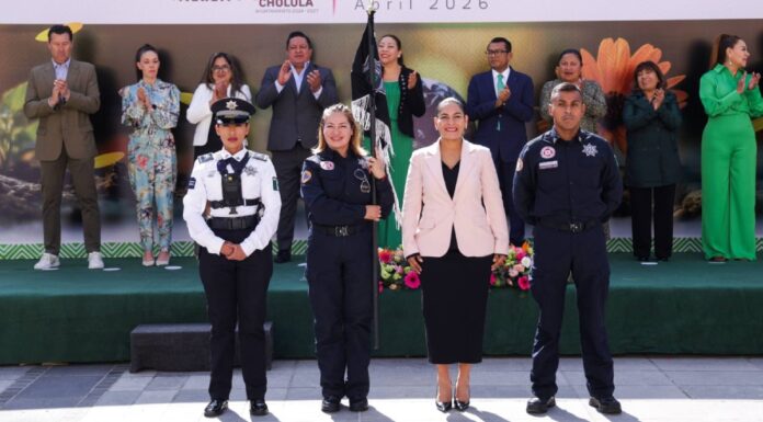 Lupita Cuautle encabeza ceremonia de honores a la bandera en San Andrés Cholula