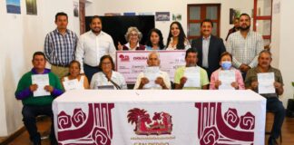 Tonantzin Fernández entrega apoyos a adultos mayores con problemas auditivos