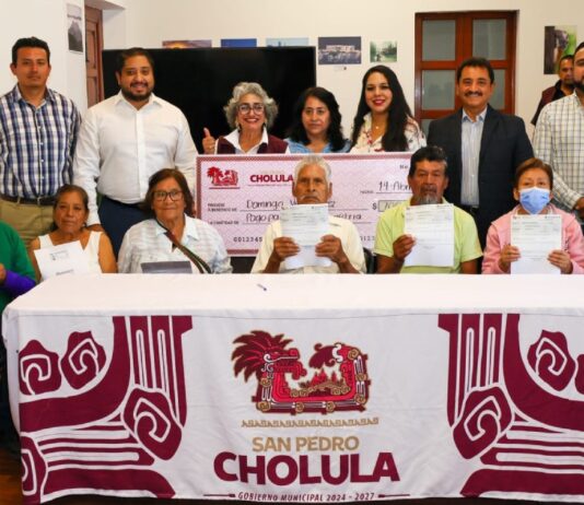 Tonantzin Fernández entrega apoyos a adultos mayores con problemas auditivos