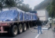 Choque de tres tráileres paraliza la Puebla-Orizaba
