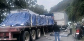 Choque de tres tráileres paraliza la Puebla-Orizaba