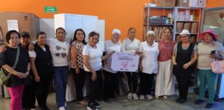 DIF Cuautlancingo entrega equipamiento a comedor escolar en Almecatla