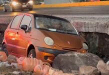 Conductor cae a cuneta en la autopista México-Puebla