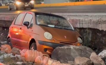 Conductor cae a cuneta en la autopista México-Puebla