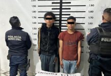 Detienen a dos hombres con vehículo robado y drogas en Texmelucan