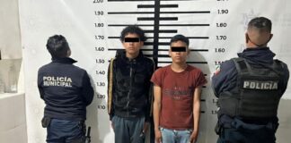 Detienen a dos hombres con vehículo robado y drogas en Texmelucan