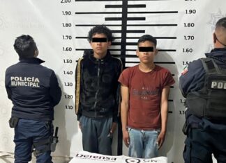 Detienen a dos hombres con vehículo robado y drogas en Texmelucan