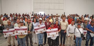 Omar Muñoz entrega 31.9 toneladas de fertilizante y semillas en Cuautlancingo