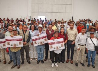 Omar Muñoz entrega 31.9 toneladas de fertilizante y semillas en Cuautlancingo
