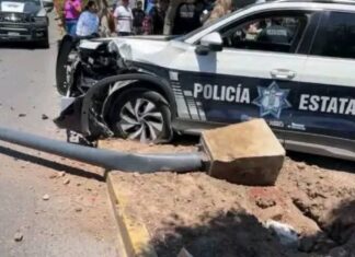 Patrulla embiste a ciclista en Tehuacán; vecinos retienen a oficiales