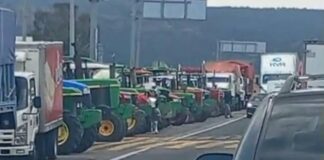 Campesinos protestan con tractores en carretera México–Veracruz