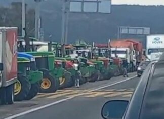 Campesinos protestan con tractores en carretera México–Veracruz