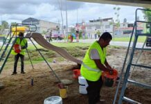 Dan mantenimiento a juegos infantiles, bancas y ejercitadores en Puebla