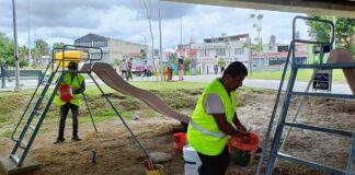 Dan mantenimiento a juegos infantiles, bancas y ejercitadores en Puebla