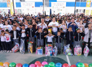 Grupo Oro lleva sonrisas a Azumiatla con JuguetiOro 2026