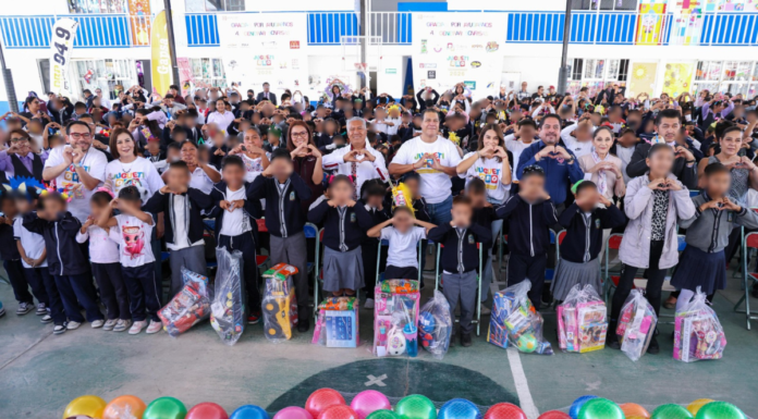 Grupo Oro lleva sonrisas a Azumiatla con JuguetiOro 2026