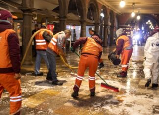 Realizan lavado de portales en el Zócalo de Puebla