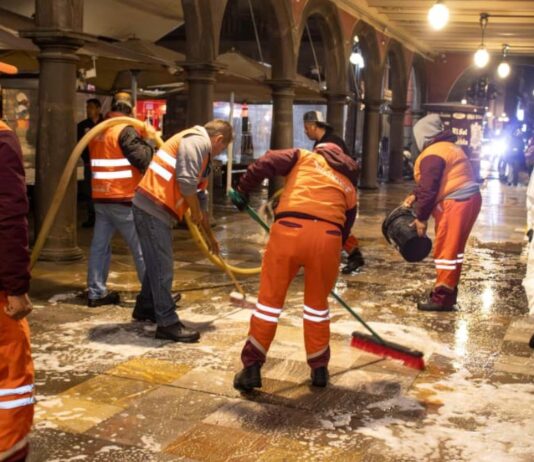Realizan lavado de portales en el Zócalo de Puebla