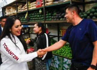 Tonantzin Fernández recorre Tianguis de Mixquitla para mejorar espacios