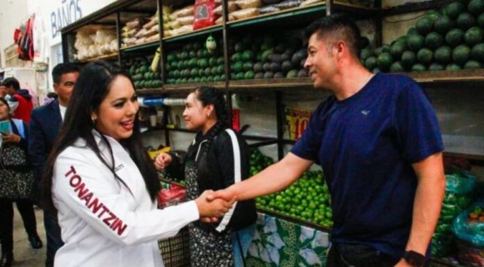 Tonantzin Fernández recorre Tianguis de Mixquitla para mejorar espacios