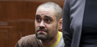 Retrasan caso de Nick Reiner, acusado de asesinar a sus padres