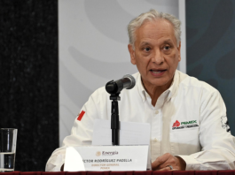 PEMEX separa a tres funcionarios por derrame en el Golfo de México