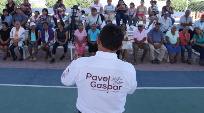 Pável Gaspar recorre comunidades del Valle de Acatlán