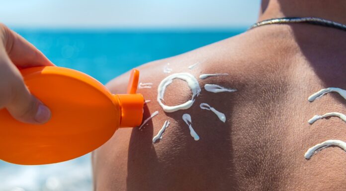 Exposición al sol eleva riesgos de cáncer de piel y golpe de calor: IMSS