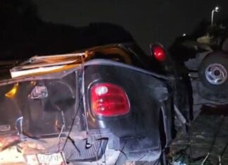 Camión impacta contra camionetas en Vía Atlixcáyotl