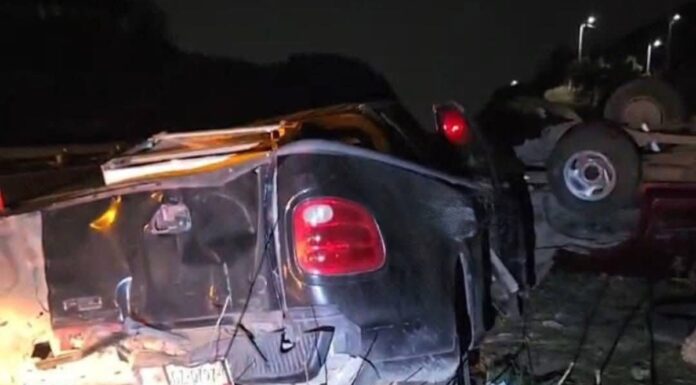 Camión impacta contra camionetas en Vía Atlixcáyotl