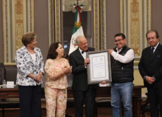 Congreso reconoce a Fernando García por contribuir a conservación de autos antiguos