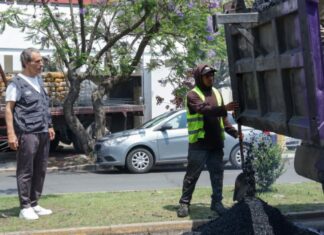 Supervisa Pepe Chedraui trabajos de bacheo en El Mirador