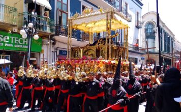 Más de 195 mil fieles acompañan la procesión de Viernes Santo en Puebla